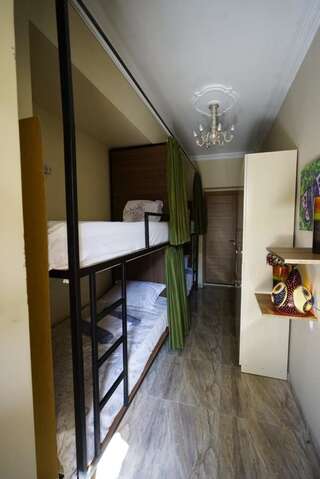 Хостелы Hostel Daisy Кутаиси Кровать в общем 4-местном номере для мужчин и женщин-1